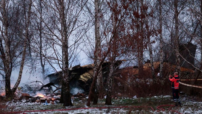 Trosky nákladného lietadla, ktoré sa zrútilo na obytnú budovu v Litve.