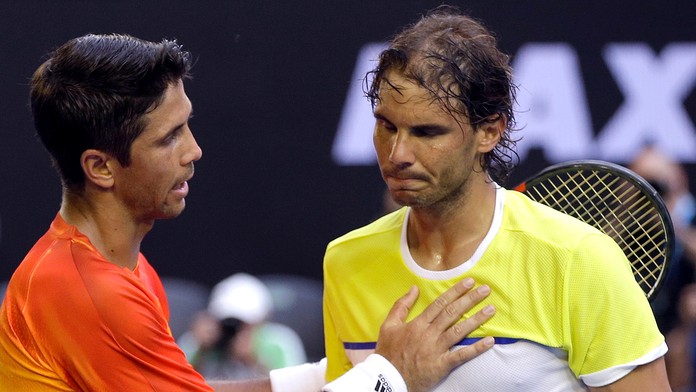 Fernando Verdasco utešuje Rafaela Nadala potom, čo ho vyradil v prvom kole Australian Open.