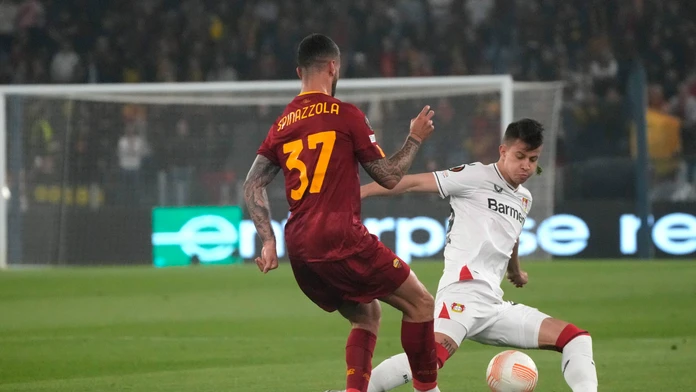 Leonardo Spinazzola (vľavo) v súboji s Adamom Hložekom z Leverkusenu.