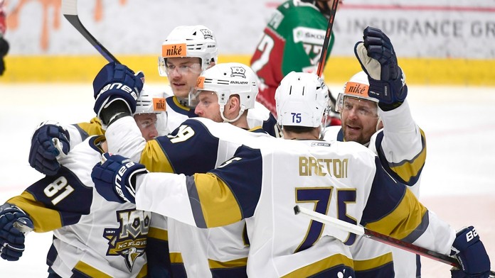 Hokejisti Slovana sa tešia po strelení gólu.