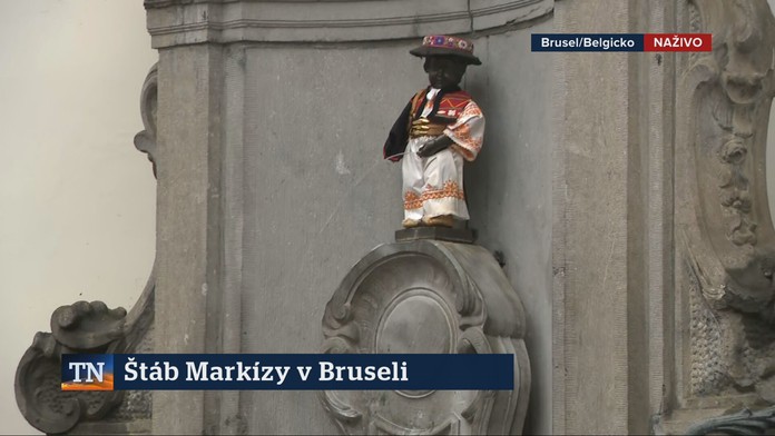 Cikajúci chlapec v Bruseli sa obliekol do slovenského kroja