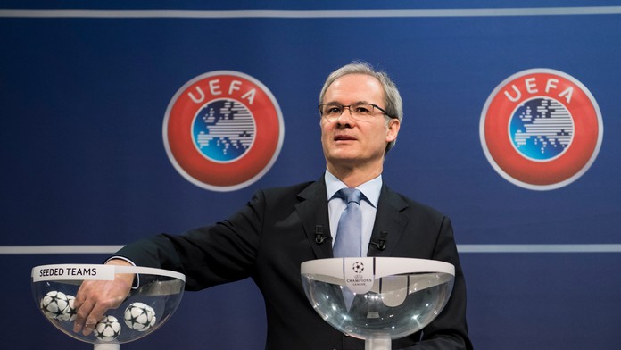 Šéf súťaží UEFA Giorgio Marchetti žrebuje dvojice play-off o postup do LM.