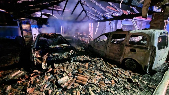 Zhorel prístrešok aj autá