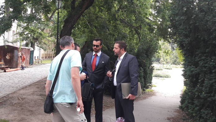 Dávid Brtva (vpravo) pred začiatkom pojednávania na trnavskom súde.