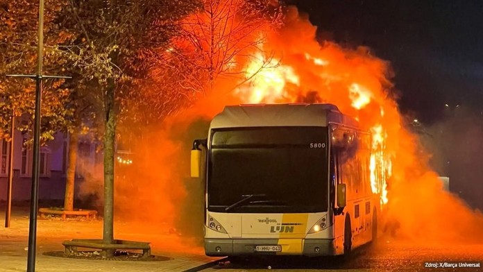 VIDEO: Rozruch pred zápasom Ligy majstrov. Fanúšikovia Barcelony sa zabávali s pyrotechnikou a zapálili autobus