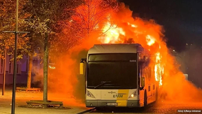 VIDEO: Rozruch pred zápasom Ligy majstrov. Fanúšikovia Barcelony sa zabávali s pyrotechnikou a zapálili autobus