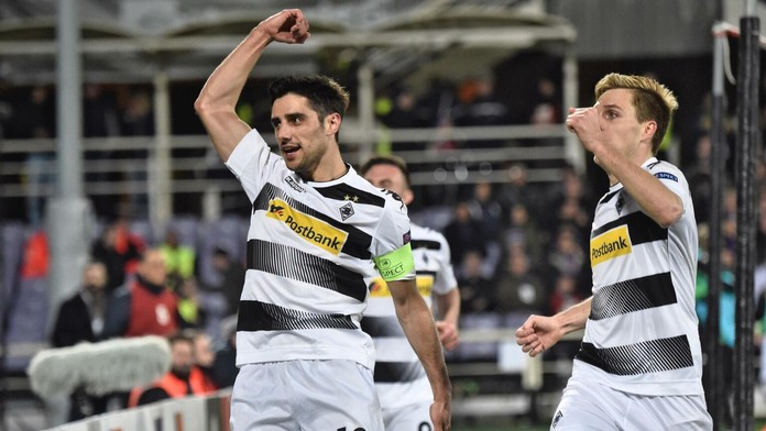 Kapitán Mönchengladbachu Lars Stindl (vľavo) oslavuje svoj gól v šestnásťfinále EL proti Fiorentine.
