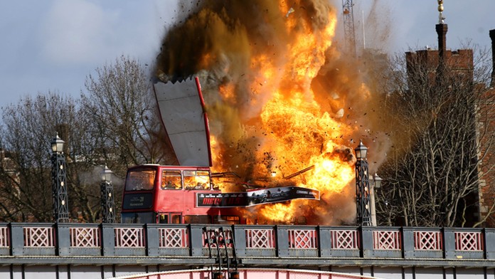 Výbuch autobusu na londýnsom moste pri nakrúcaní filmu The Foreigner s Jackie Chanom. 