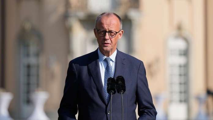 Merz žiada zrušiť plánovaný zákaz predaja áut so spaľovacím motorom