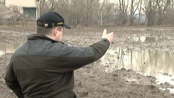 Policajt ukazuje, kde našli ženu