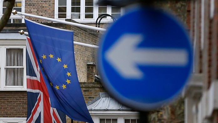 Vlajky Európskej únie a Británie na budove Európskeho domu v Londýne. 