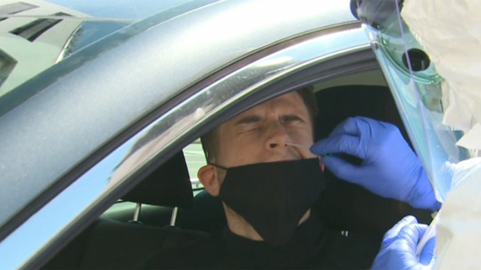 Mozambický vojak hliadkuje v Národnom parku Gorongosa.