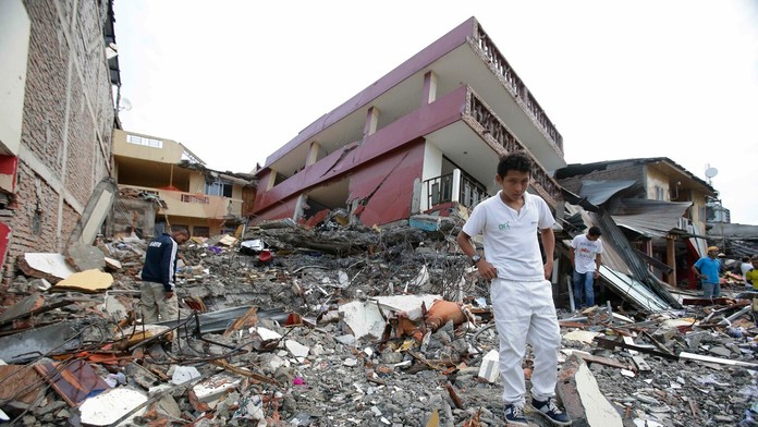 Ľudia prehliadajú trosky zrútených domov v prímorskom meste Pedernales v Ekvádore.