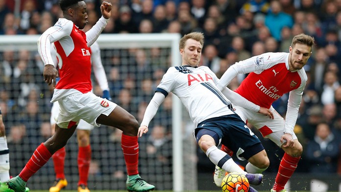 V strede Christian Eriksen (Tottenham) počas súboja o loptu s hráčmi Arsenalu Danny Welbeckom (vľavo) a Ramseym.