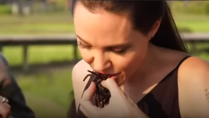 Angelina Jolie ochutnala miestnu špecialitu. 