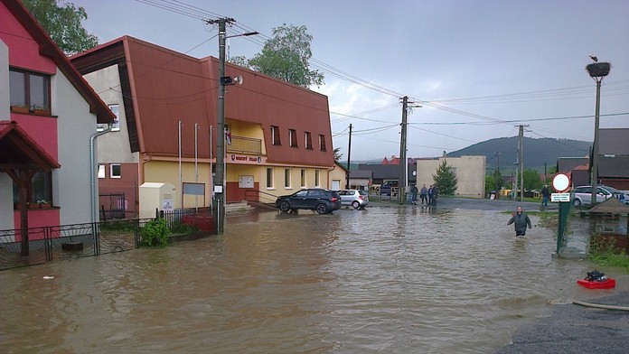 Voda pred obecným úradom Ľubotín.