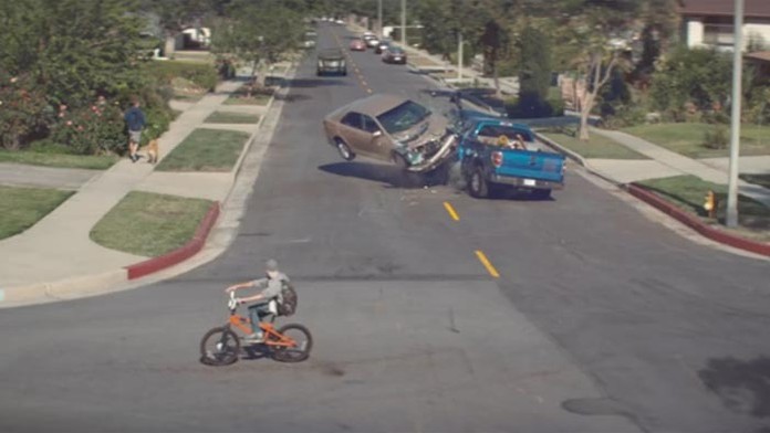 Drsná reklama. Toto sa môže stať, keď používate v aute mobil.