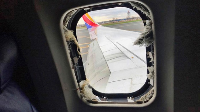 Prúd vzduchu spôsobený dekompresiou takmer vytiahol z lietadla ženu sediacu pri rozbitom okne. 