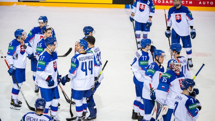 Smutní hráči Slovenska po prehre s Českom na MS 2021.