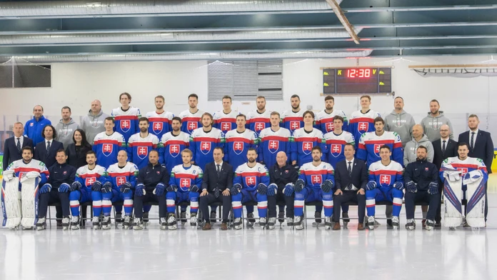 Slováci absolvovali spoločné fotografovanie. Už tradične ho sprevádzali rôzne žarty