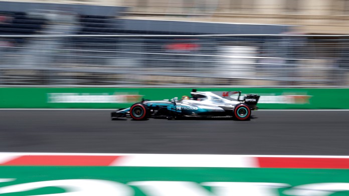Lewsi Hamilton počas tretieho tréningu na VC Azerbajdžanu v Baku.