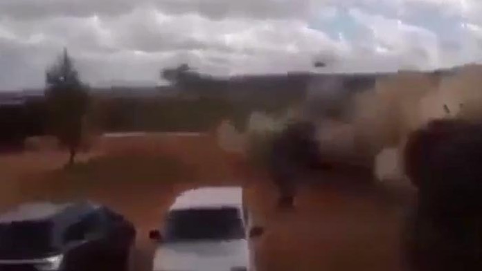 Zblúdilá strela zasiahla dvoch novinárov.