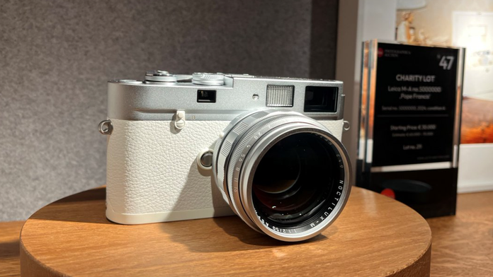 Odhadovanú hodnotu prekročil až stonásobne. Fotoaparát pápeža Františka vydražili za astronomickú cenu