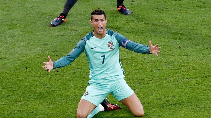 Portugalská superstar Cristiano Ronaldo sa hnevá v dueli semifinále ME proti Walesu.