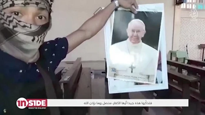 Filipínsky IS vo videu ničí kostol a vyhráža sa pápežovi Františkovi