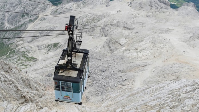 Lanovka vedúca z Tofana di Mezzo. Ilustračná snímka. 