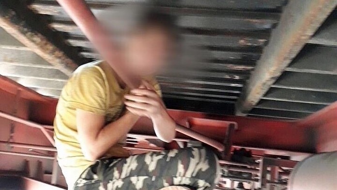 Polícia našla ilegálnych imigrantov pod vlakovým vozňom.