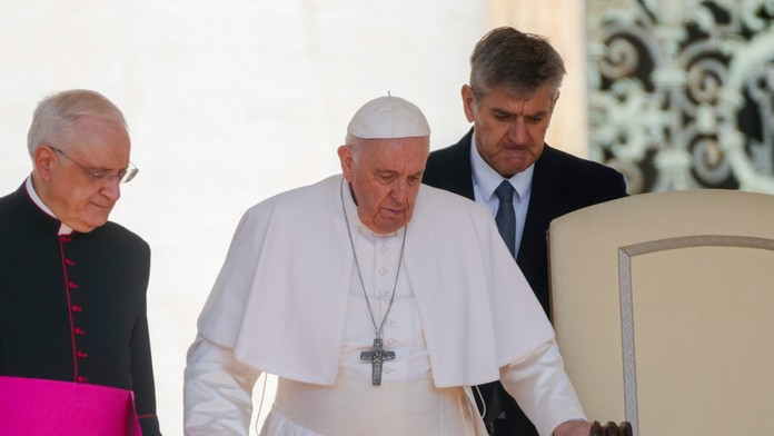 Pre podlomené zdravie sa šíria špekulácie o odchode pápeža Františka. Naznačujú to aj jeho gestá