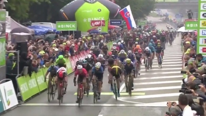 Štvrtú etapu BincBank Tour vyhral Edward Theuns.