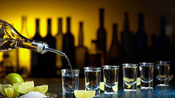 Po 14 panákoch spadla zo schodov. Súd jej priznal obrovské odškodné: Nemali jej nalievať