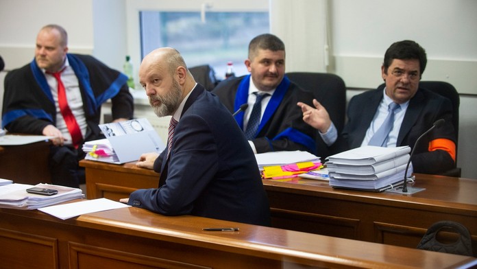 Snemovňa reprezentantov schválila podanie ústavnej žaloby na Trumpa.