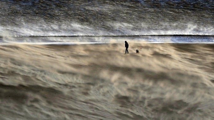 Búrka Malik na anglickom pobreží.