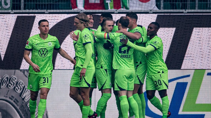 Šialený deň v Bundeslige videl dva debakle o šesť gólov. Prestupovými špekuláciami zahalený Duda nehral