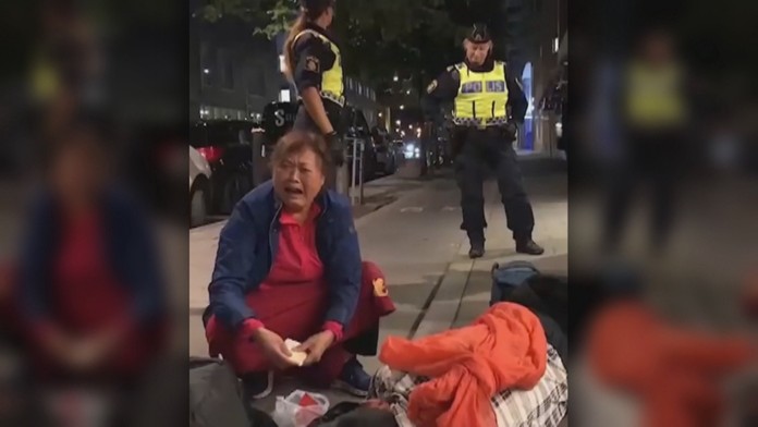 Čínsku rodinu na dovolenke musela polícia doslova vyniesť z recepcie hotela na ulicu.