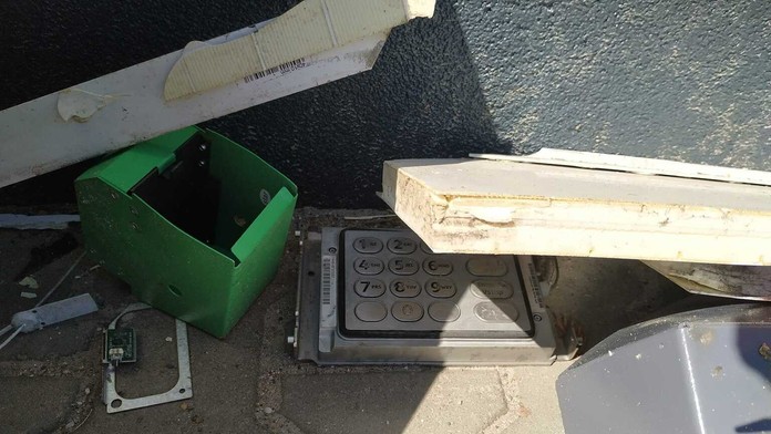 Zničený bankomat v Tomášove.