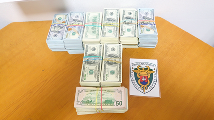 Na snímke takmer pol milióna dolárov, ktoré boli ukryté v palubnej doske.