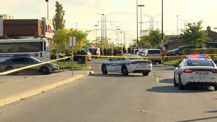 Ozbrojený muž zastrelil neďaleko Toronta policajta a ďalšiu osobu.