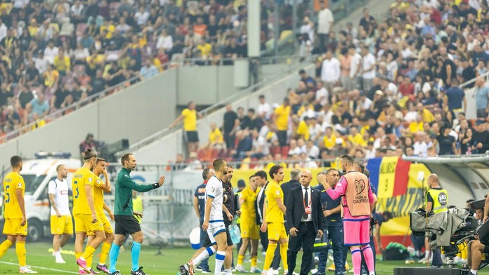 VIDEO: Škandál v dueli Rumunska s Kosovom. Ultras ukázali nacionalistický transparent, hráči sa skryli