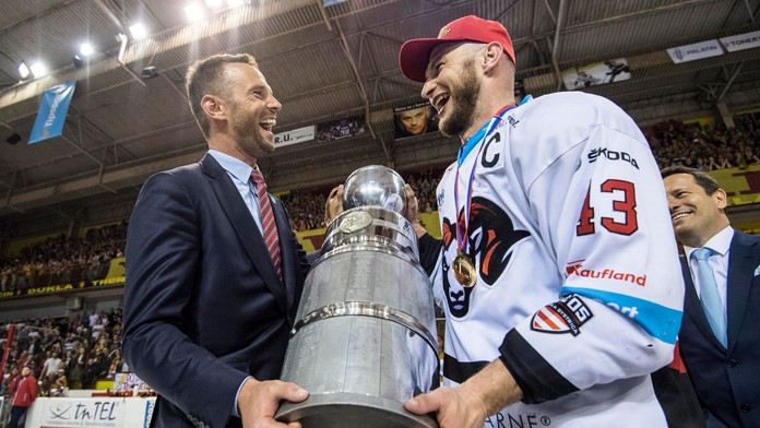 Generálny riaditeľ Tipsport Ligy Richard Lintner odovzdáva majstrovskú trofej kapitánovi Banskej Bystrice Tomášovi Surovému.