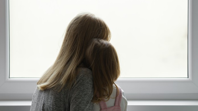 Ako sa s deťmi rozprávať o smrti? Nie je dobré ich chrániť, smútku ich treba vystaviť (rozhovor)