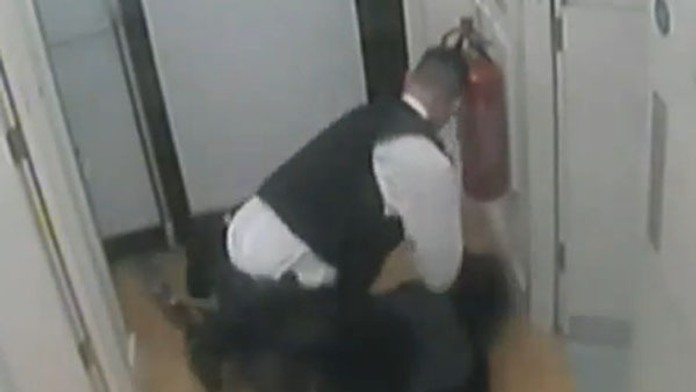 Policajt napadol zlodejku