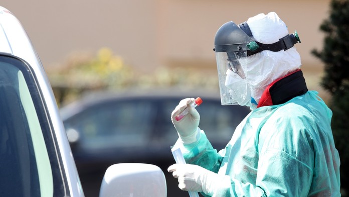 Plagát s podobizňou Andersa Tegnella s výzvou "umývajte si ruky".