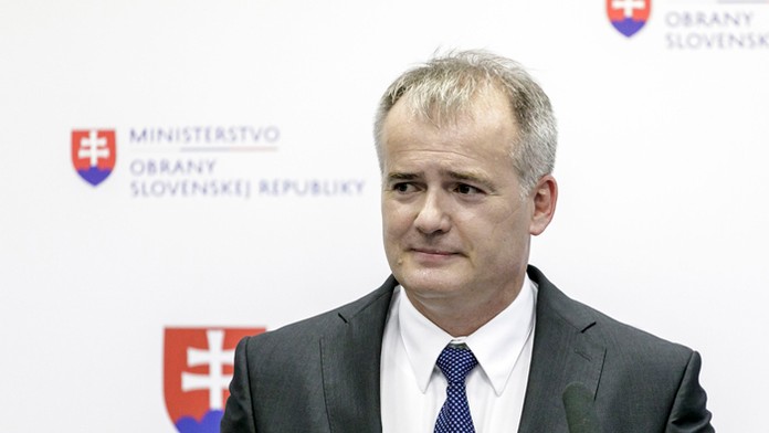 Kráľovský pár na "brigáde" v pekárni.