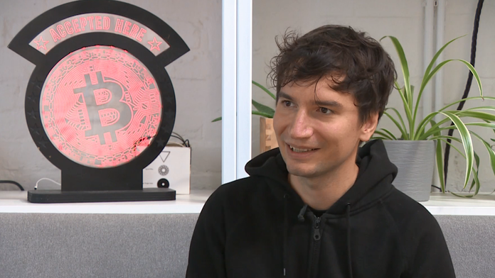 Alpská lyžiarka Romane Miradoliová padá v obrovskom slalome v Sestriere.