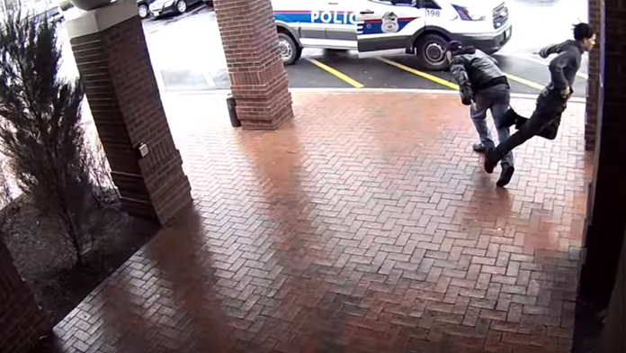 Náhodný okolostojaci muž zakročil a pomohol polícii. 