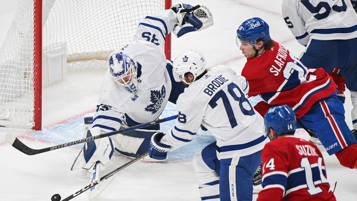 Brankár Toronto Maple Leafs Ilja Samsonov (vľavo) zasahuje pred Slovákom Jurajom Slafkovským z Montrealu Canadiens.